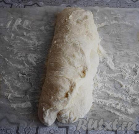 Затем ещё раз складываем пополам, только в другую сторону (на фото складываем вправо). 