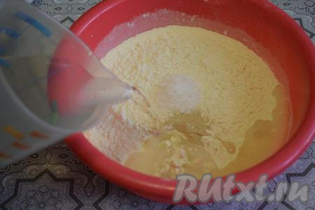 Далее нам надо будет в муку с солью и дрожжами влить воду. Вода должна быть не тёплой, а прохладной - это важно!