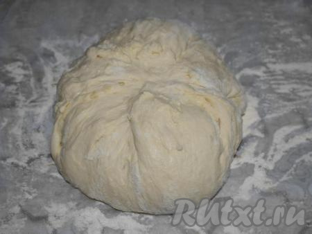 Так как выпекать я буду хлеб в круглой форме (в толстостенной кастрюле), то я придаю круглую форму нашему домашнему хлебу, путём складывания теста.