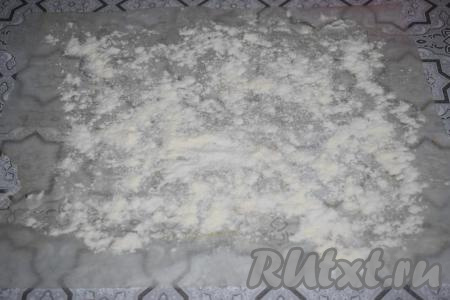 Далее подготовим место для формовки хлеба. Пергамент кладём на стол и обильно присыпаем его мукой.