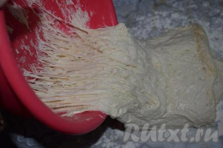 Выкладываем тесто из миски на муку, стараясь, чтобы нижняя часть теста оказалась сверху.