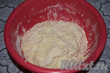 Продолжаем замес руками, замес длится не более 30 секунд, как только все ингредиенты перемешаются между собой, прекращаем замешивать тесто.