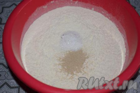 Для приготовления теста в миску насыпаем муку, добавляем соль и сухие дрожжи.
