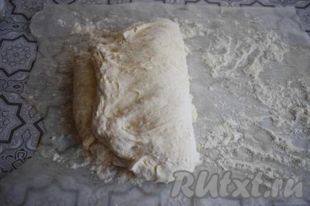 Далее присыпаем верх теста мукой и складываем его пополам (на фото складываем влево).