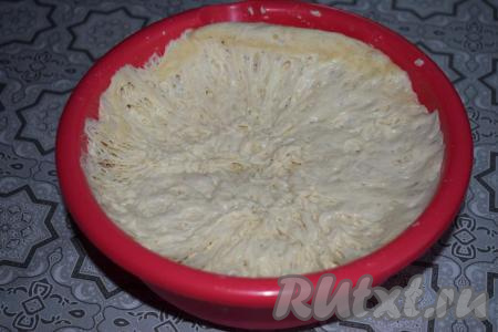 По прошествии 12-15 часов снимаем с теста плёнку, за время расстойки тесто увеличится в объёме в 2-3 раза и станет крупнопористым.