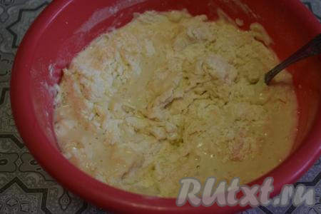 Затем перемешиваем наше тесто ложкой в течение нескольких секунд, смешивая все ингредиенты между собой.