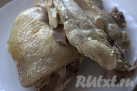По прошествии 1 часа достать из бульона готовое куриное мясо  и дать немного остыть, затем отделить мясо от костей.