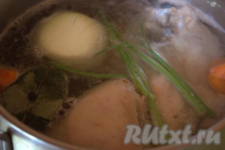 В кастрюлю с закипевшим бульоном поместить луковицу и морковь, добавить горошины чёрного и душистого перцев, стебли петрушки (листья можно оставить для подачи супа на стол), лавровый лист, немного посолить. Варить бульон с курицей и овощами на медленном огне, примерно, 1 час (кастрюлю можно прикрыть крышкой).
