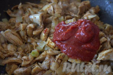 Затем в сковороду добавить томатную пасту, хорошо перемешать.