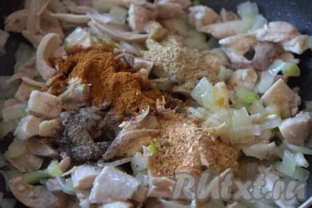 Далее в сковороду к мясу и луку добавить специи (молотый кориандр, молотые красный и чёрный перцы, хмели-сунели) и соль по вкусу, перемешивая, обжаривать мясо и лук со специями в течение 1 минуты.