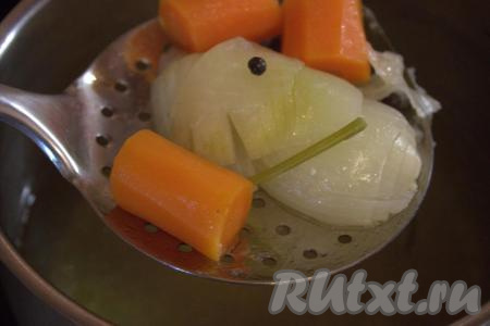 Достать из бульона лавровый листик, луковицу, морковь (их можно выбросить, они нам больше не нужны), горошинки чёрного и душистого перцев,&nbsp;стебли петрушки можно тоже убрать.