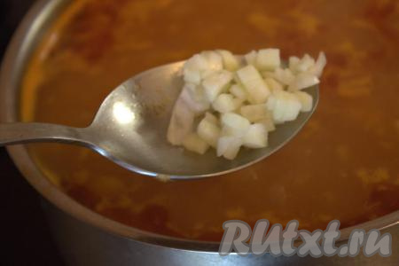 После закипания в суп "Харчо" с курицей и рисом добавить лимонный сок, если нужно, досолить, добавить очищенный и мелко нарезанный чеснок, снова дать закипеть и выключить огонь. Накрыть кастрюлю крышкой и дать блюду настояться в течение 5-10 минут.