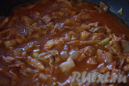 Добавить в сковороду 100-150 миллилитров бульона из кастрюли, перемешать и потушить мясо в томатном соусе на небольшом огне минут 5-7.