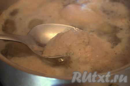 В кастрюлю налить воду и поместить туда хорошо промытые части курицы. Довести бульон до кипения, снять образовавшуюся пену, уменьшить огонь.