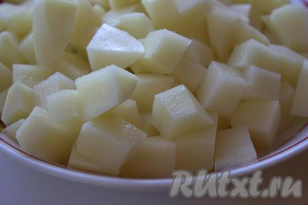 Пока варится бульон, вымыть и очистить картошку, нарезать её на кубики среднего размера.