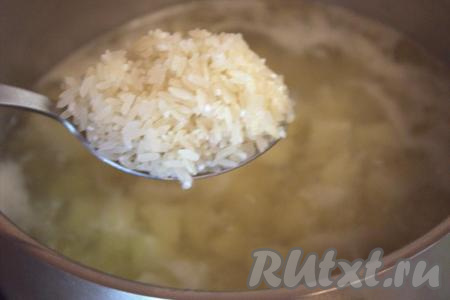 Снова дать бульону закипеть, затем выложить в него нарезанную картошку. Как только бульон с картофелем закипит, добавить рис, предварительно промытый в нескольких водах. Варить бульон с рисом и картошкой на среднем огне, примерно, 20 минут (до готовности картофеля с рисом).