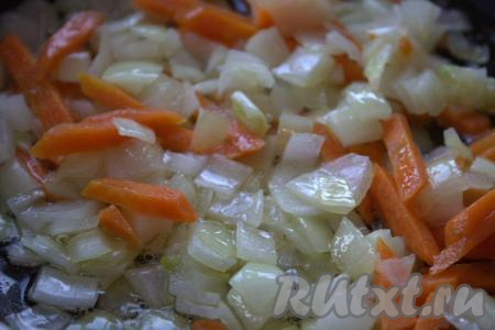 В сковороде разогреть растительное масло, выложить нарезанные морковку и лук, перемешать и обжарить овощи до мягкости на среднем огне, периодически перемешивая (примерно, 5-7 минут).