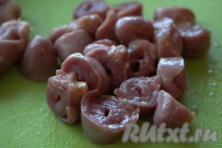 Промыть под проточной водой куриные сердечки, удалить лишние сосуды и кровь. Замочить сердечки на 40 минут в чистой холодной воде. Затем слить воду, снова промыть сердечки. Каждое сердечко разрезать на несколько частей (я нарезала кружочками).