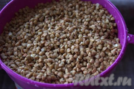 Гречневую крупу промыть в нескольких водах (можно предварительно перебрать), затем откинуть на сито, чтобы стекла лишняя жидкость.