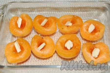 На мед положить по капельке сливочного масла.