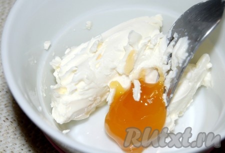 Отправить форму с абрикосами в заранее нагретую до 200 градусов духовку на 5 минут. Пока абрикосы запекаются в духовке, приготовить для них начинку. Для этого взять маскарпоне и добавить к нему мед.