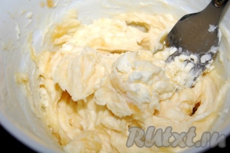 Перемешать маскарпоне с медом до однородного состояния.