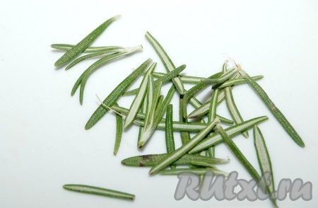 У розмарина отделить листики от веточек. 