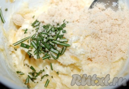 В смесь из маскарпоне с медом добавить миндальную крошку и мелко нарезанные листики розмарина.