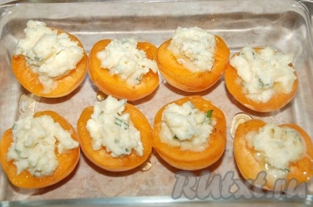 Вытащить из духовки абрикосы и положить в каждую половинку по чайной ложке готовой смеси.