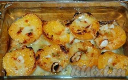 Сверху разместить миндальные лепестки. И отправить форму с фруктовым десертом из абрикосов вновь в горячую духовку под гриль. Печь до легкого подрумянивания. Примерно 10 минут.