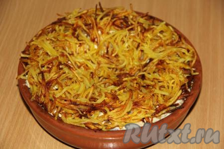 Выложить остывший картофель поверх салата, в центре сформировать углубление (это и будет гнездо).