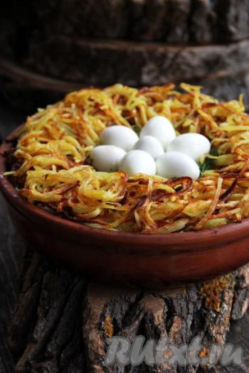 Вот такой красивый, сытный, очень вкусный и аппетитный салат "Гнездо глухаря" с курицей и грибами получился. Это эффектное блюдо несомненно украсит праздничный стол!