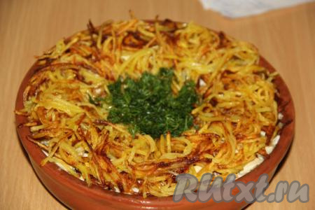 Обсушить вымытую зелень, мелко нарезать и выложить в углубление (гнездо).