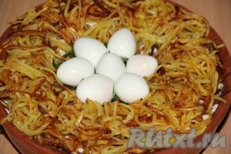 Яйца перепёлки сварить в течение 7 минут с момента закипания воды, остудить, почистить, а затем выложить в гнездо поверх зелени.