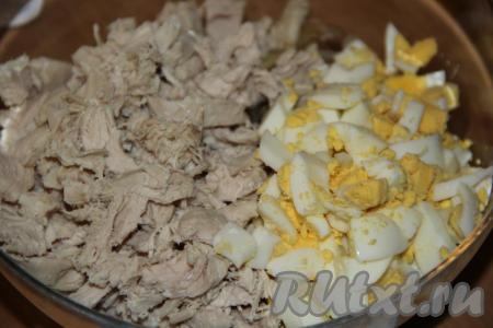 Яйца предварительно сварить (с момента закипания воды варить 10 минут). Дать яйцам остыть, а затем почистить их, мелко нарезать и выложить в салат из шампиньонов, куриного мяса и лука.