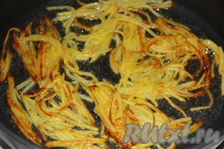 Обжарить картофель на среднем огне до золотистого цвета в масле, иногда аккуратно перемешивая. Затем выложить картофель на бумажное полотенце, чтобы убрать излишки масла.