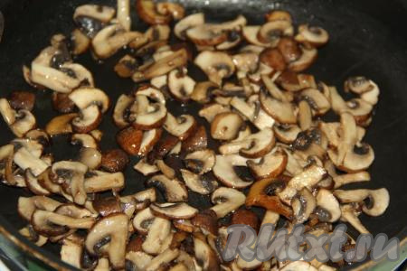 Шампиньоны промыть и нарезать на пластинки. Обжарить грибы на растительном масле на среднем огне, иногда перемешивая, в течение 10-15 минут. Затем переложить в тарелку и дать грибочкам остыть.