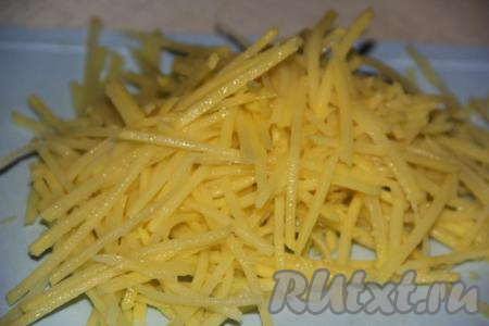 Картофель почистить и натереть на тёрке для моркови по-корейски. Обсушить картофельную стружку на бумажном полотенце.