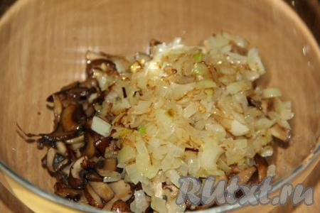 Соединить обжаренные грибы и лук в миске, дать им остыть.