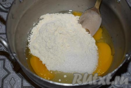 Сливочное масло нужно достать из холодильника заранее, чтобы оно размягчилось, полежав при комнатной температуре. Приготовим заварной крем, для этого возьмем алюминиевую кастрюльку (в эмалированной крем может пригореть!) и вобьём в неё яйца,&nbsp;добавим сахар и&nbsp;муку.