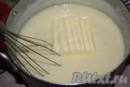 Добавляем к крему размягченное сливочное масло и взбиваем ещё 8-10 минут.
