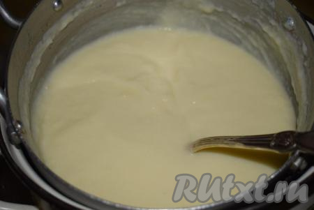 Я охлаждаю такой крем, ставя в миску с ледяной водой. Крем должен охладиться полностью. В процессе остывания крем ещё сильнее загустеет.