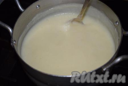 Ставим кастрюлю на медленный огонь и варим крем до загустения, непрерывно помешивая (около 8-10 минут). Выключаем огонь и даём нашему заварному крему остыть.