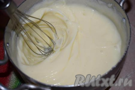 Охлаждённый&nbsp;крем взбиваем миксером до воздушности (около 5-7 минут).