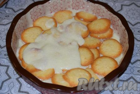 Затем покрываем слой печенья 6-7&nbsp;столовыми ложками заварного крема.
