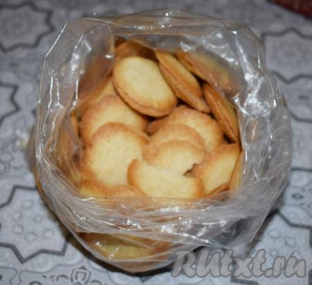 Далее берём наше печенье (я для приготовления этого тортика использовала сдобное печенье "Полечки" с кокосом, вы можете использовать печенье "Топлёное молоко", "Юбилейное" или другое песочное печенье).