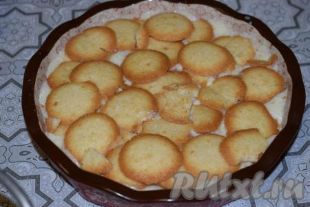 Далее снова выкладываем слой печенья, покрываем его 6-7 столовыми ложками крема и продолжаем выкладывать слоями печенье и крем, пока не закончится практически всё печенье.