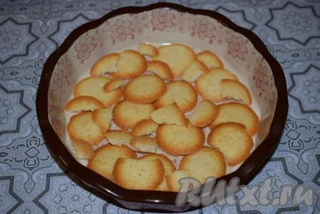 В форму с высокими бортиками (у меня форма диаметром 24 см) выкладываем слой печенья, чтобы оно покрывало дно формы.