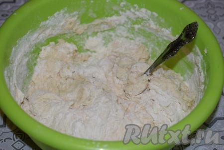 Начинаем замешивать наше тесто сначала ложкой. А затем вымешиваем тесто руками. Месим тесто около 10 минут, подсыпая оставшуюся муку во время замеса и смазывая руки растительным маслом.