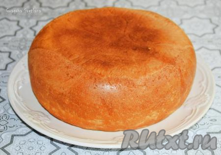 По прошествии нужного времени выключаем мультиварку и сразу достаём наш хлеб, иначе конденсат может намочить корочку. Посмотрите, какой румяный, поджаристый хлебушек, замешанный на воде, у нас получился!